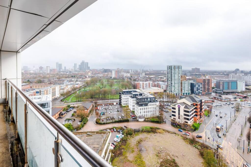 Stunning Apartment In Salford Quays, Dart Board, Balcony With Amazing Views, Sleeps 6 Manchester Exterior foto