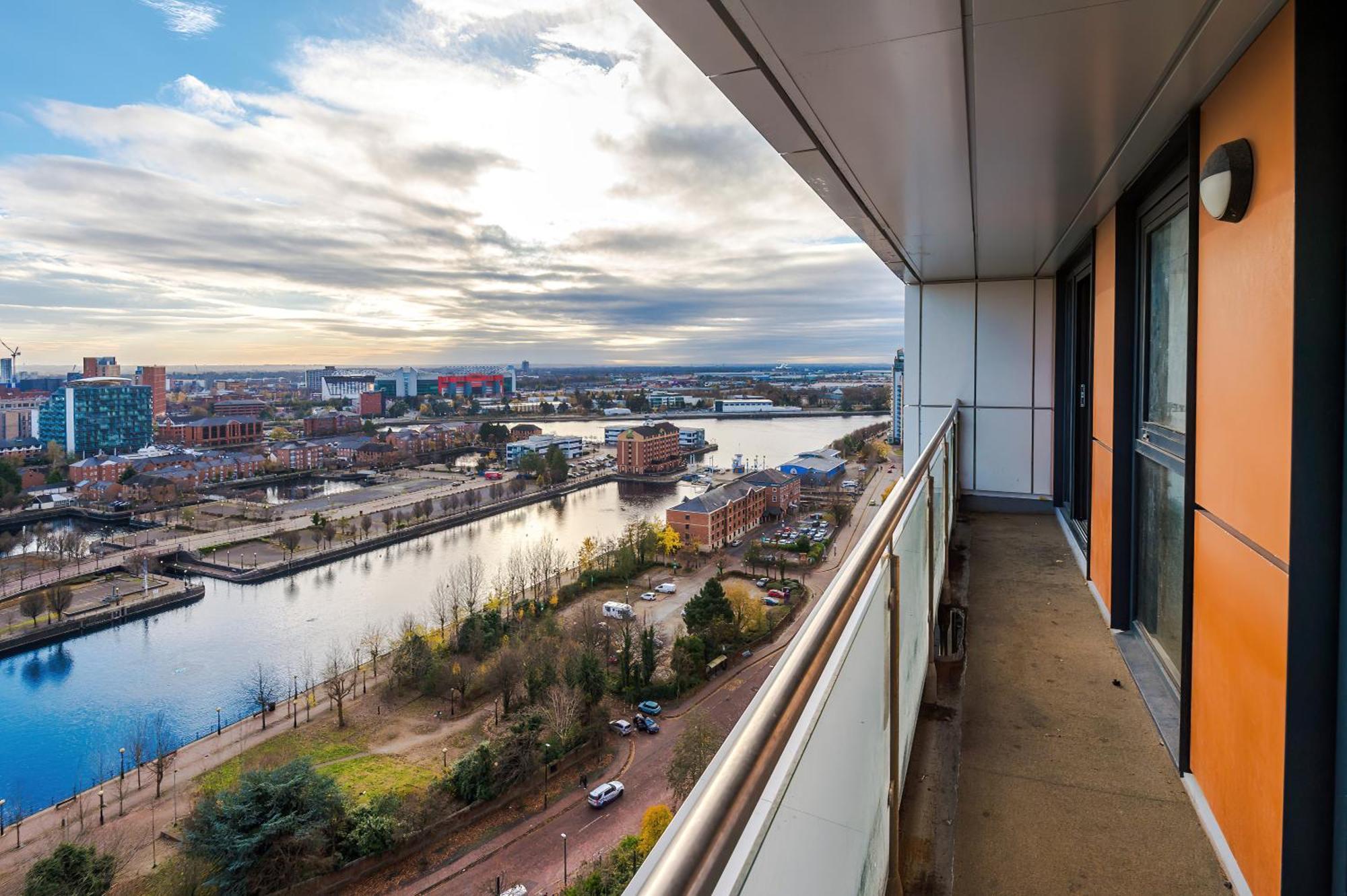 Stunning Apartment In Salford Quays, Dart Board, Balcony With Amazing Views, Sleeps 6 Manchester Exterior foto